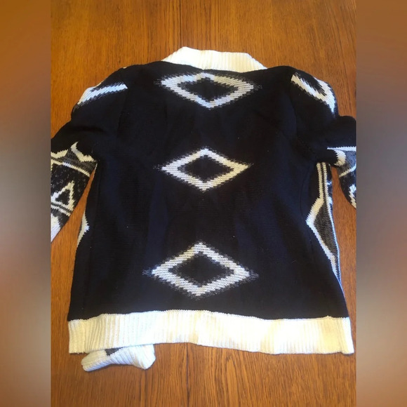 Charlotte Russe Geometric Cardigan - Picture 8 of 11
